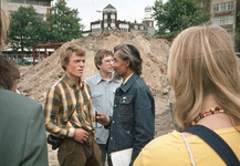 830312 Afbeelding van fotograaf Wim Uilenbroek met enkele belangstellenden bij de opgravingen van het vroegere kasteel ...